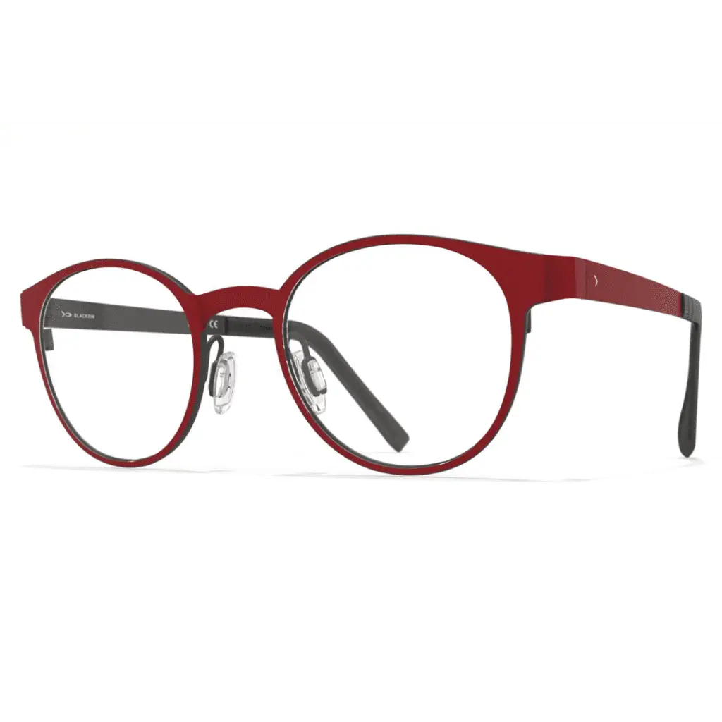 Rote Brille auf weißem Hintergrund.