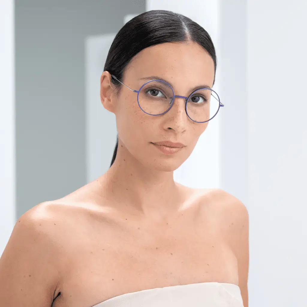 Frau mit blauer Blackfin-Brille