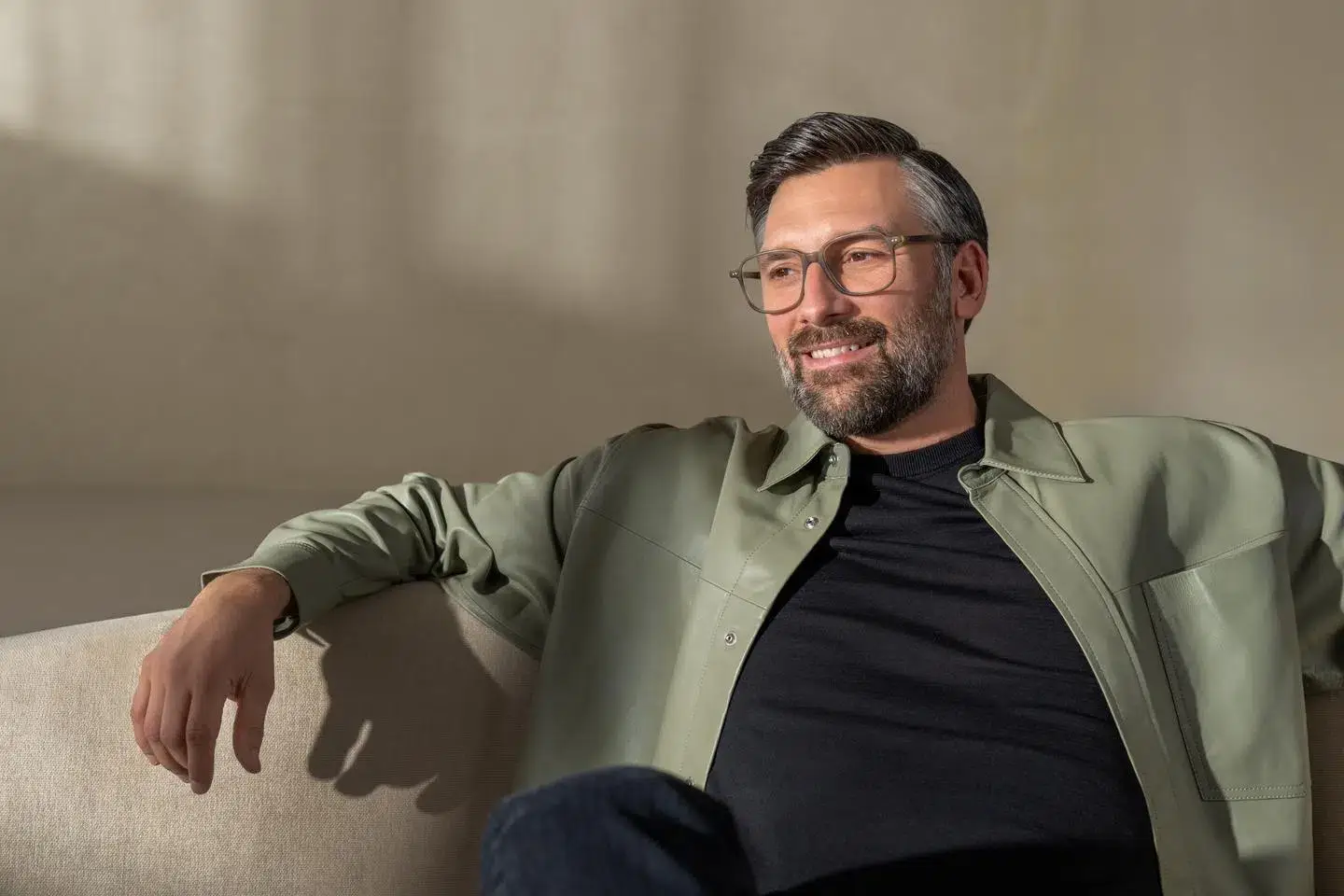 Mann mit hellbrauner matter Brille von Lunor bei SCHÜTT Optik · Hörakustik in Ludwigsburg