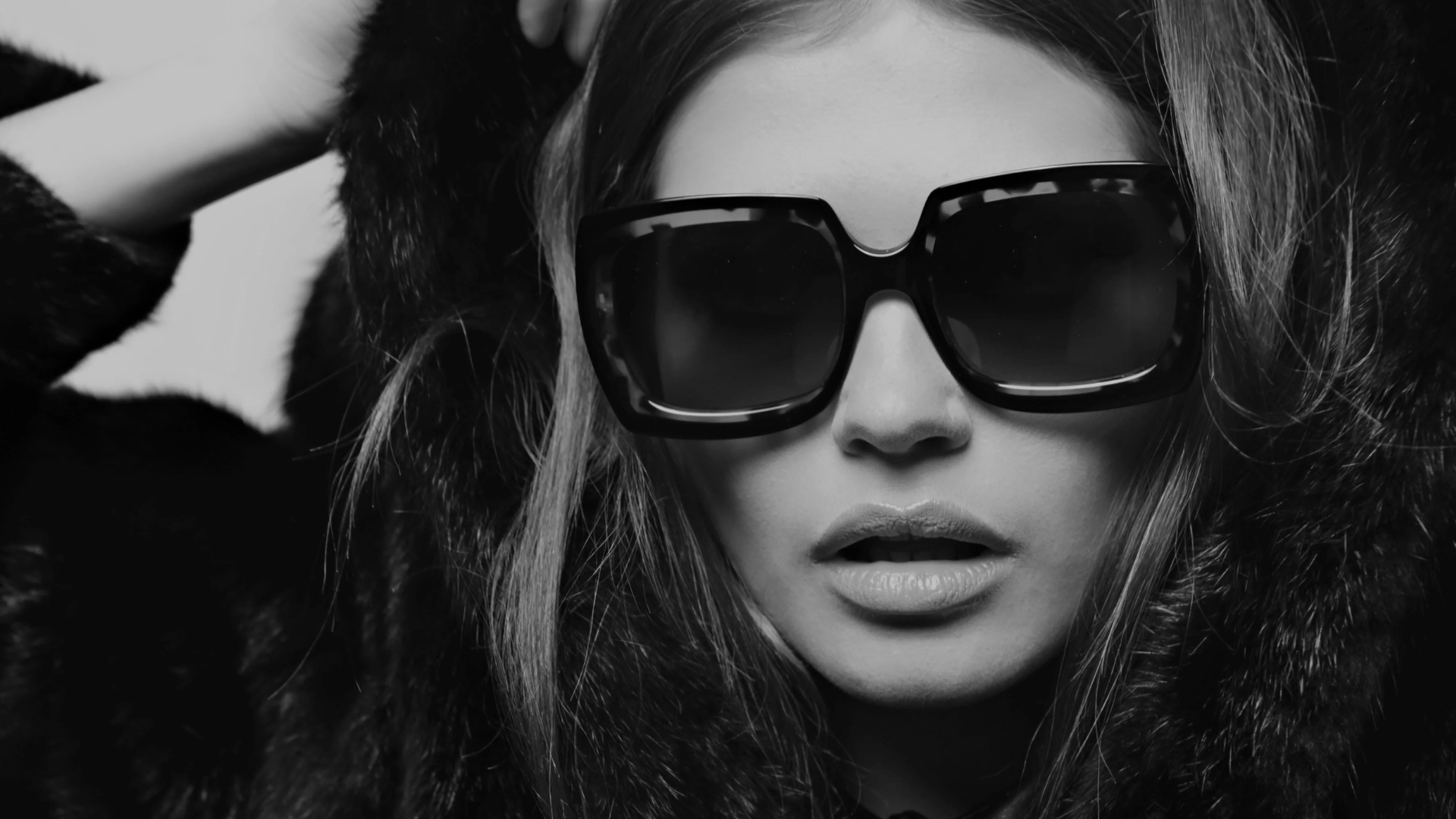 Frau mit großer sculpturaler Brille - Brillen Trends 2026 bei SCHÜTT Optik · Hörakustik in Ludwigsburg