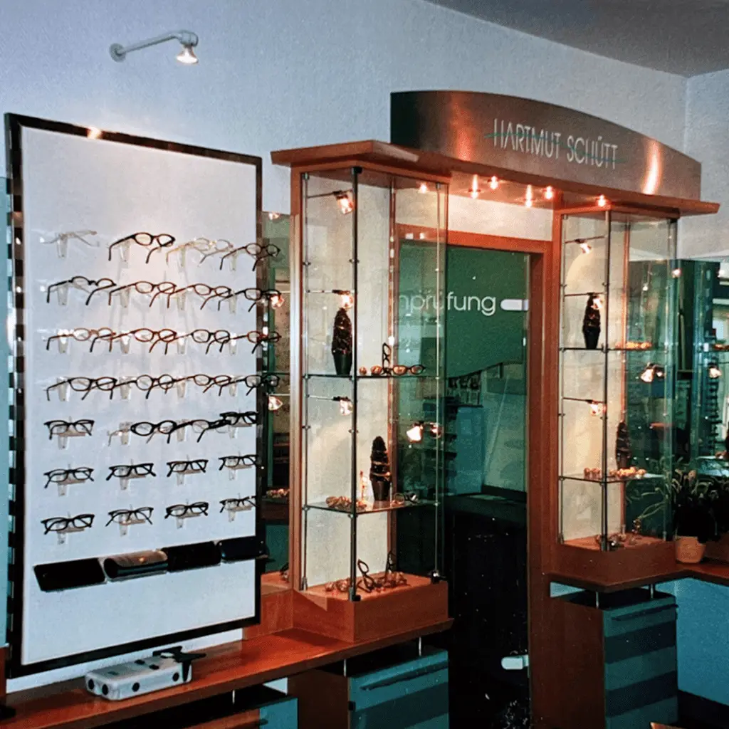 optik-schuett-ludwigsburg-optiker-hoergeraete-innovative meilensteine 1992 Gründung Schütt in der Seestrasse Brillengeschäft