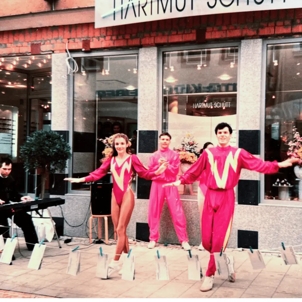 optik-schuett-ludwigsburg-optiker-hoergeraete-innovative meilensteine 1992 Gründung Schütt in der Seestrasse Tanzgruppe