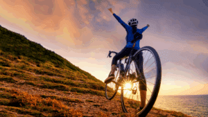 Radler freut sich über seine Sportbrille bei SCHÜTT Optik Hörakustik in Ludwigsburg