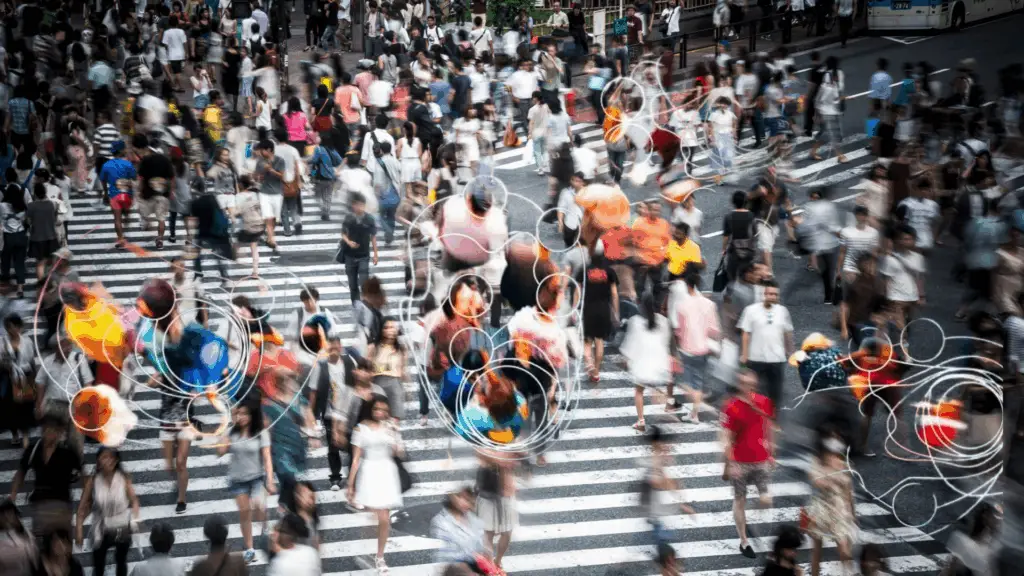 Bluetooth Technologie bei Hörgeräten in der Menschenmenge - Hörgeräte Trends 2026 bei SCHÜTT