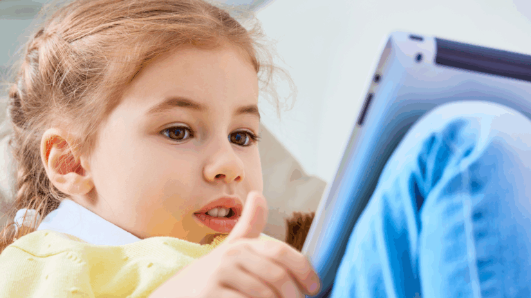 Kind liest am Tablet - Kurzsichtigkeit bei Kindern bremsen - SCHÜTT Optik · Hörakustik Ludwigsburg