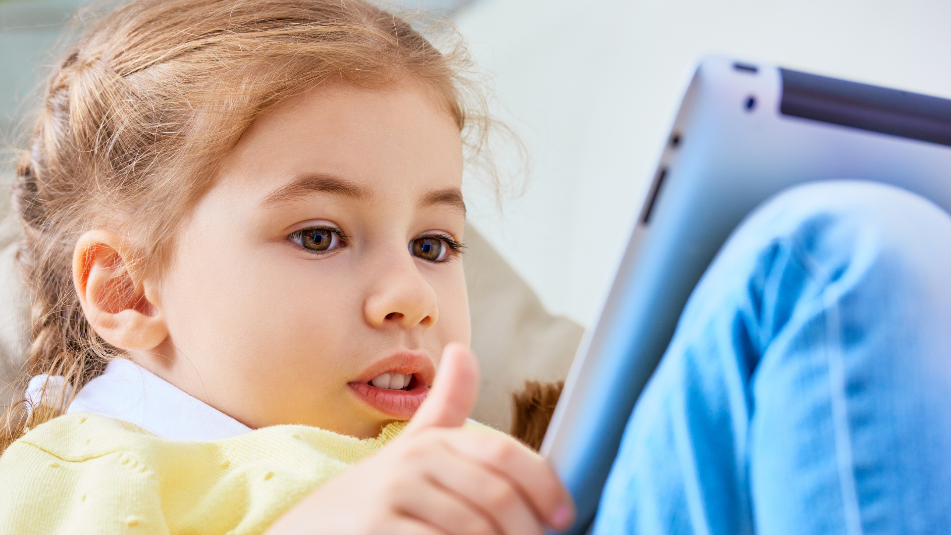 Kind liest am Tablet - Kurzsichtigkeit bei Kindern bremsen - SCHÜTT Optik · Hörakustik Ludwigsburg