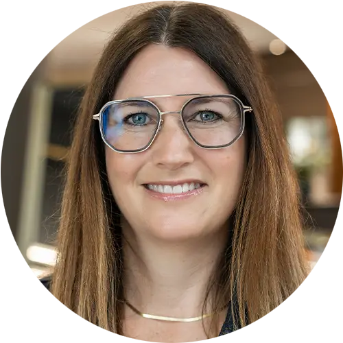 Farbfoto von Anja Schliemann, Augenoptikermeisterin bei SCHÜTT Optik Hörakustik in Ludwigsburg