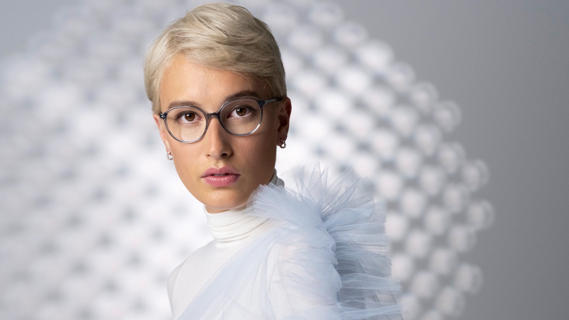 Blonde Frau mit zierlichem Gesicht trägt eine Brille für schmale Gesichter von SCHÜTT in Ludwigsburg