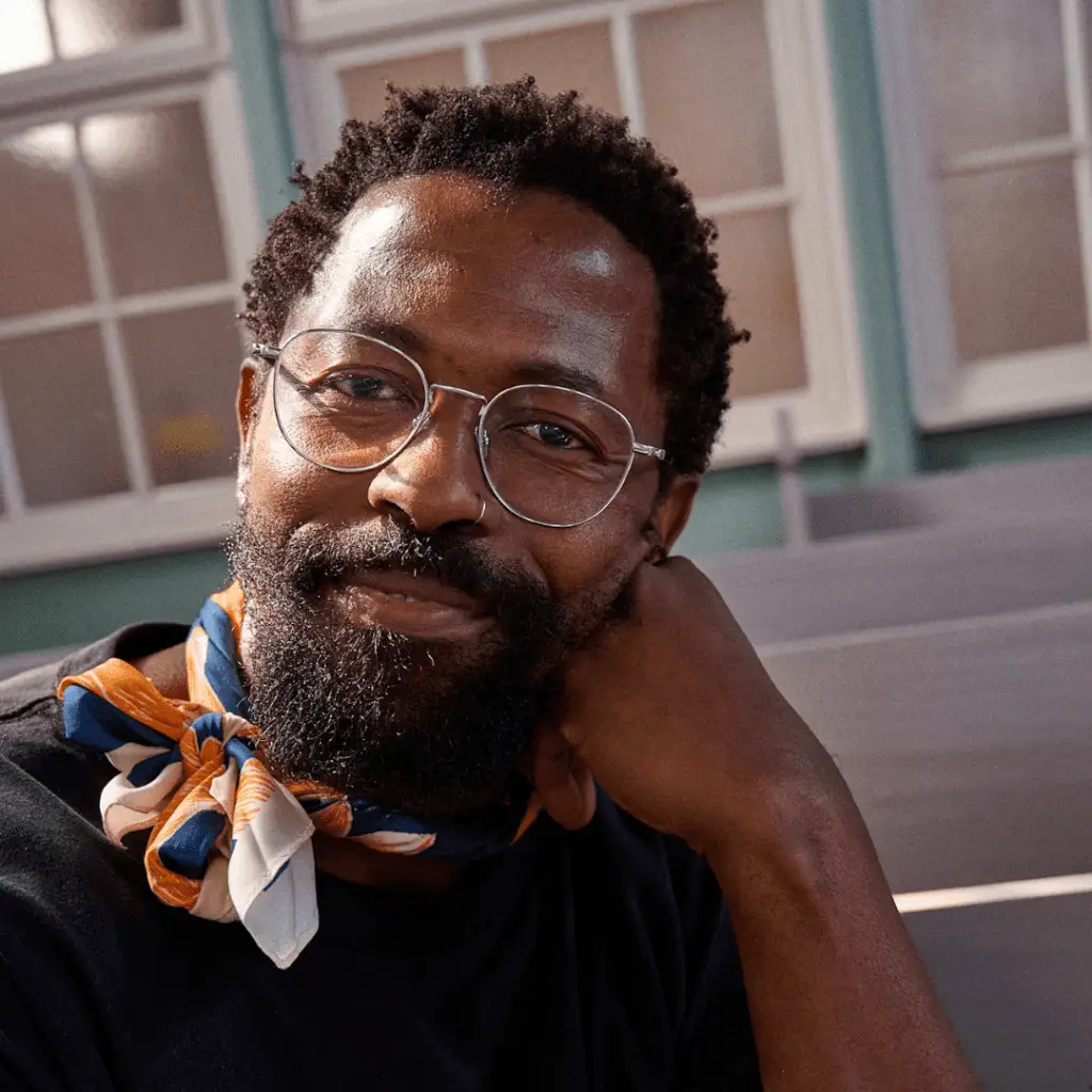 Mann mit Coblens-Brille lächelt entspannt.