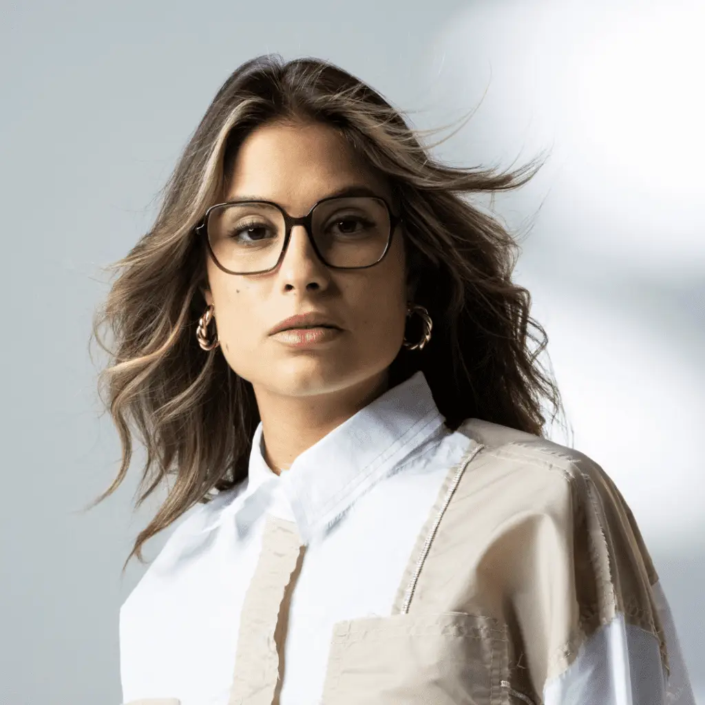 Frau mit Colibris Brille und weiße Bluse.