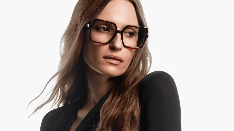 Frau mit Brille von Emmanuelle Khanh und schwarzem Oberteil