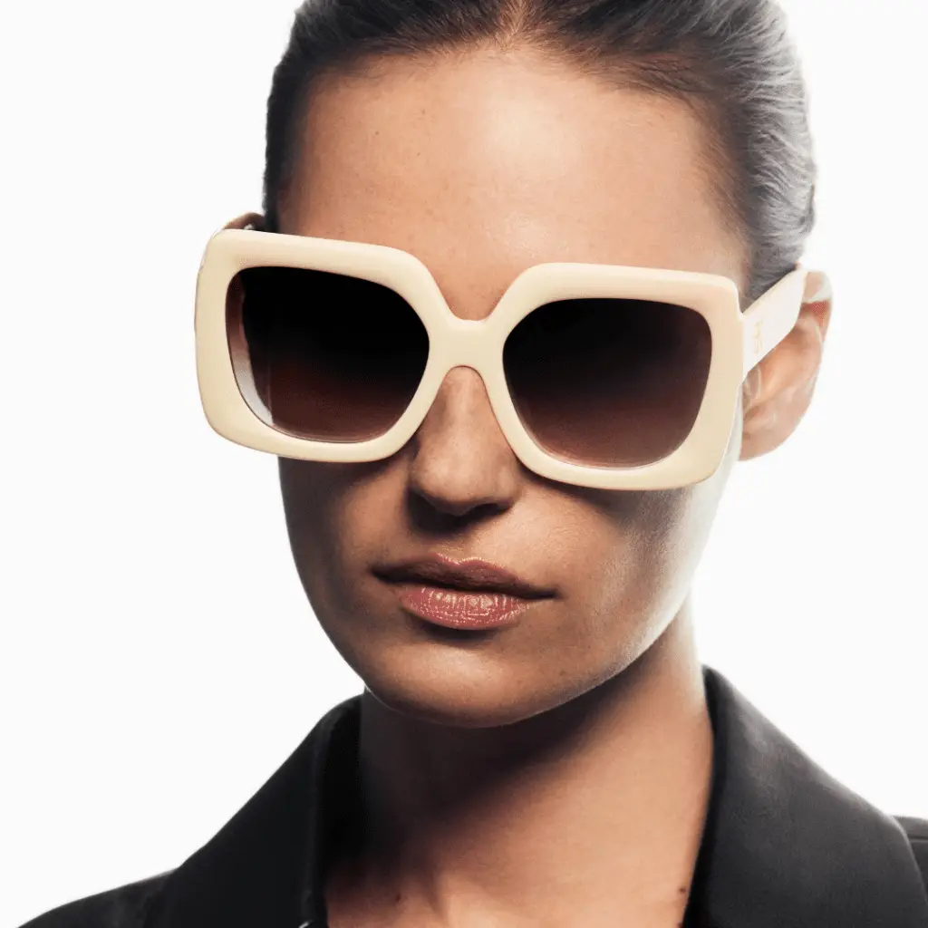 Frau mit großer, eckiger Sonnenbrille von Emmanuelle Khanh.