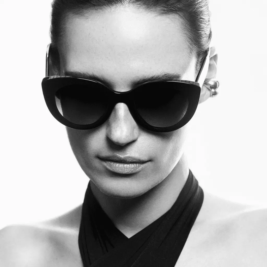 Frau mit Sonnenbrille von Emmanuelle Khanh in Schwarz-Weiß.