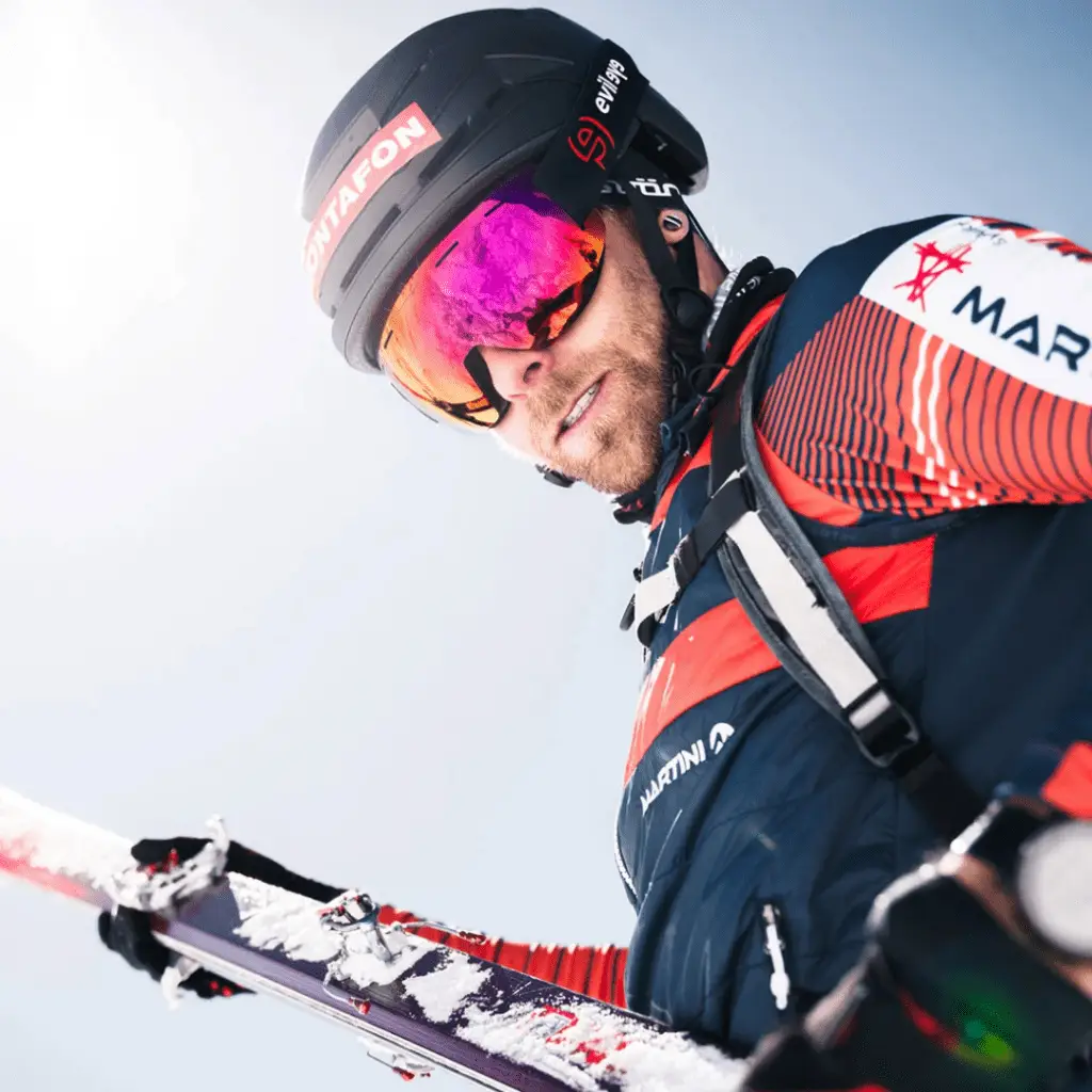 Skifahrer mit Helm und Skibrille von Evil Eye im Schnee