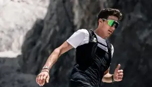 Läufer mit EvilEye Sonnenbrille und Rucksack joggt outdoor.