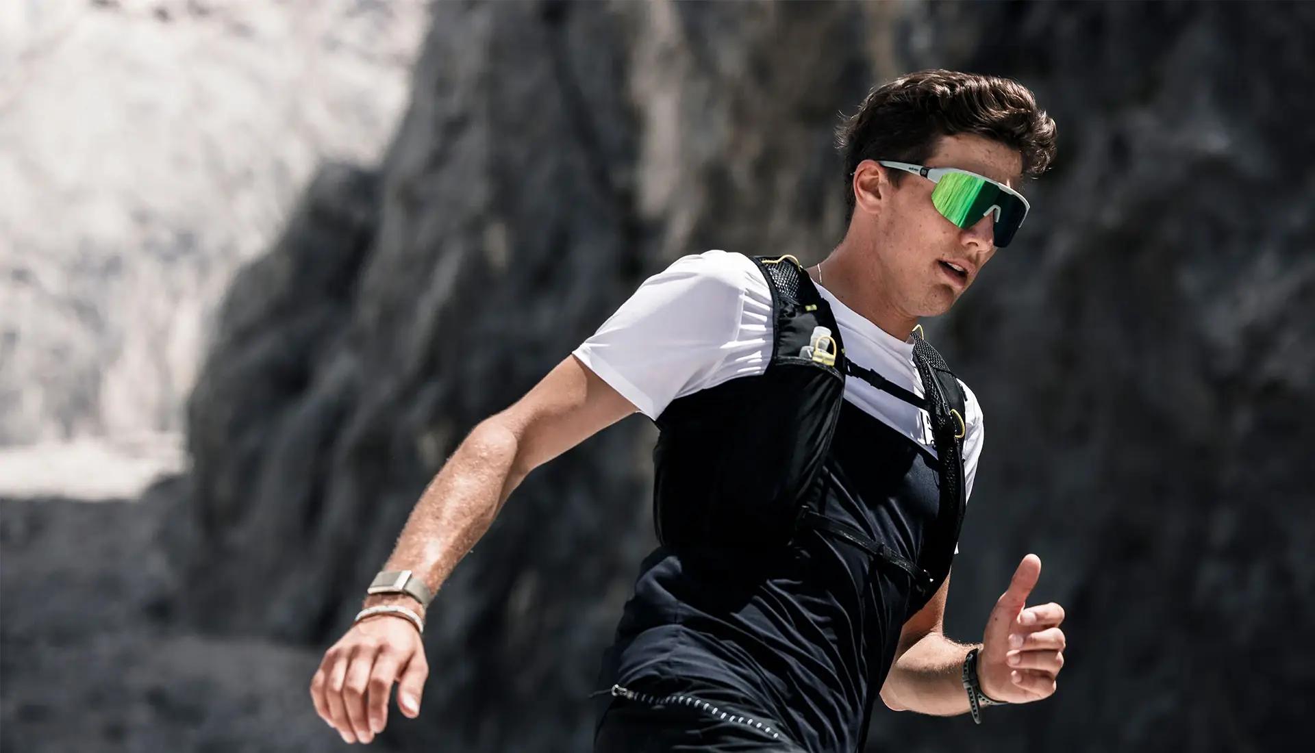 Läufer mit EvilEye Sonnenbrille und Rucksack joggt outdoor.