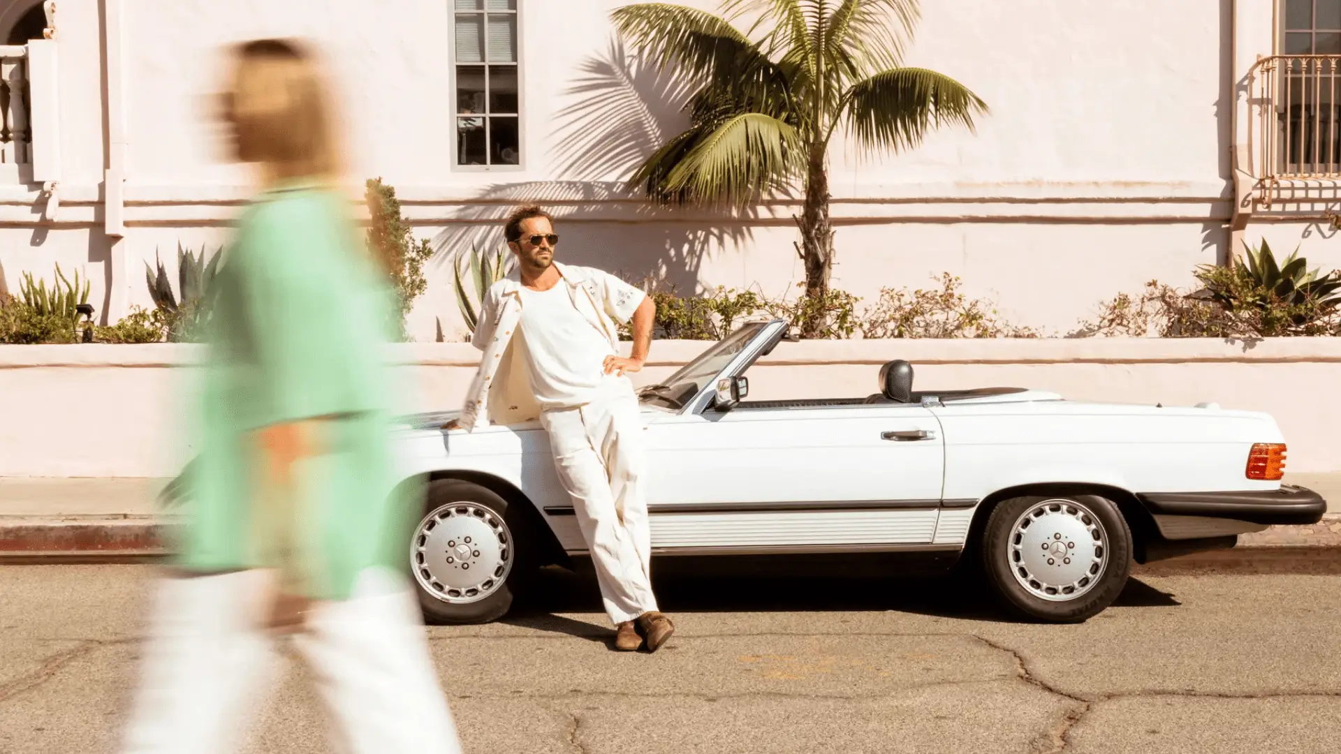 Mann lehnt in L.A. weißem Cabriolet mit Brille von Garrett Leight California Optical auf