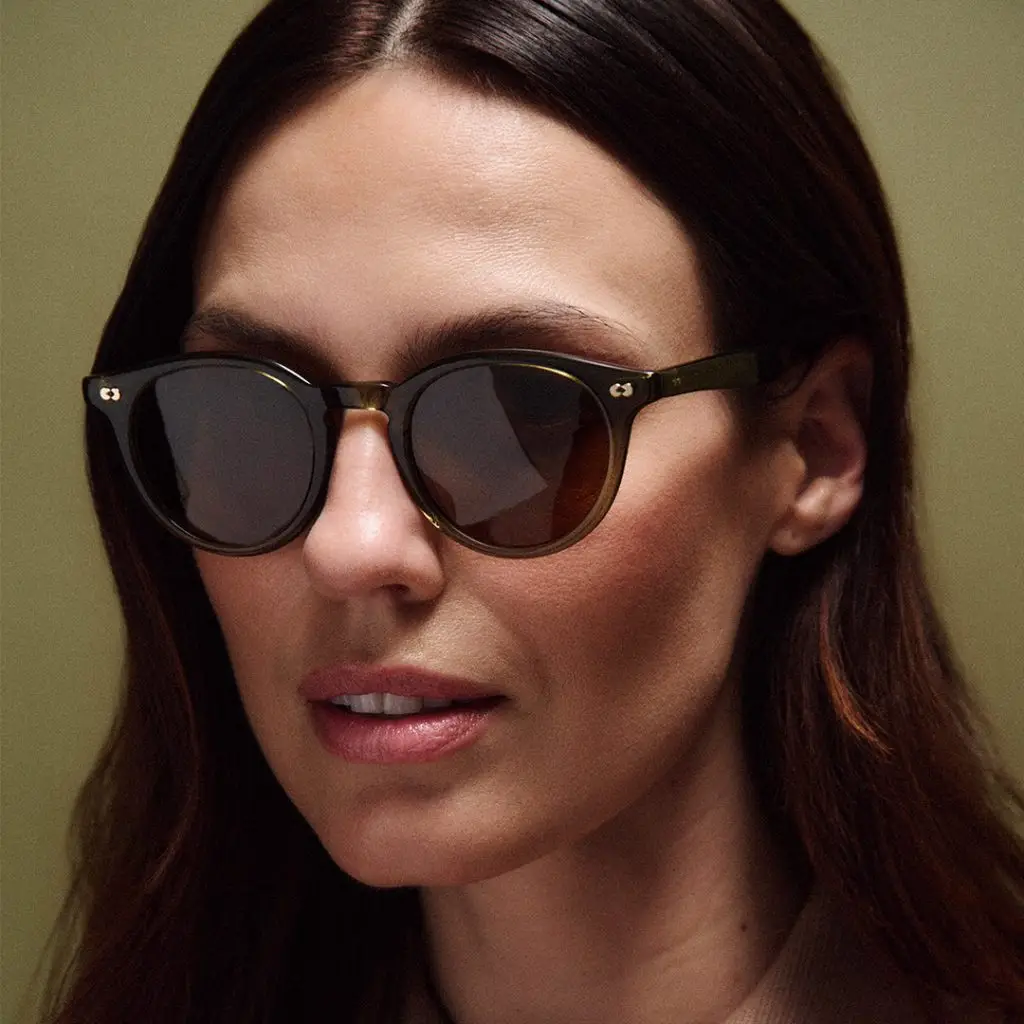 Frau trägt modische Sonnenbrille von GLCO Cluney X