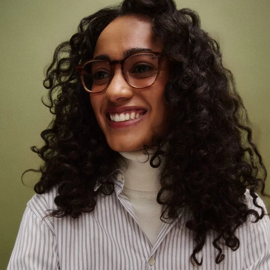 Frau mit GLCO Whitney Brille lächelnd.