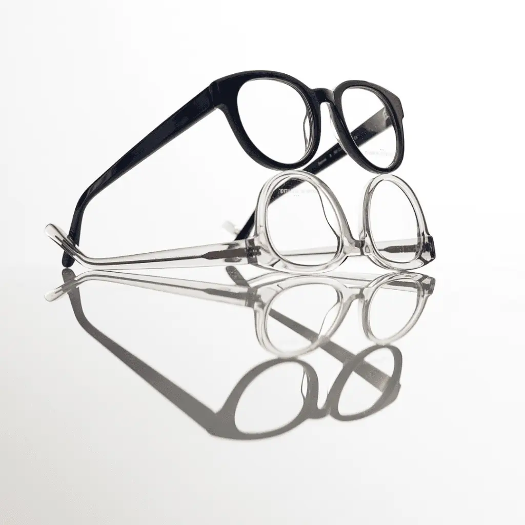Zwei Brillen von Hamburg Eyewear spiegeln sich auf Oberfläche.