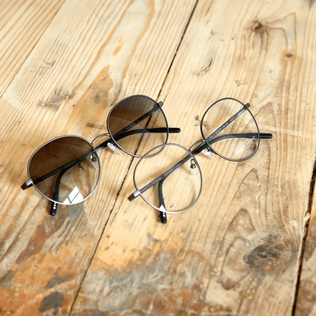 Zwei runde Brillen von Hamburg Eyewear auf Holztisch.