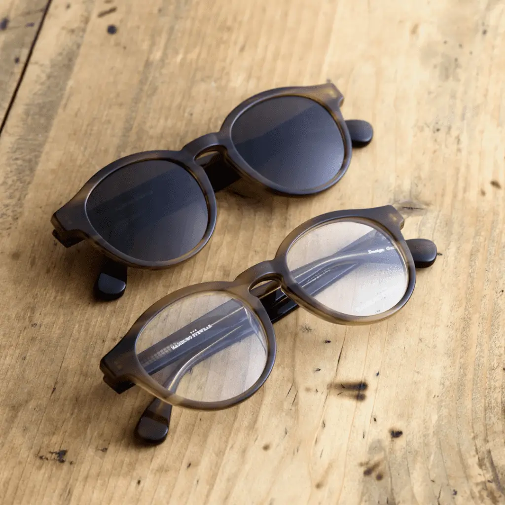 Zwei Brillen von Hamburg Eyewear auf Holztisch.