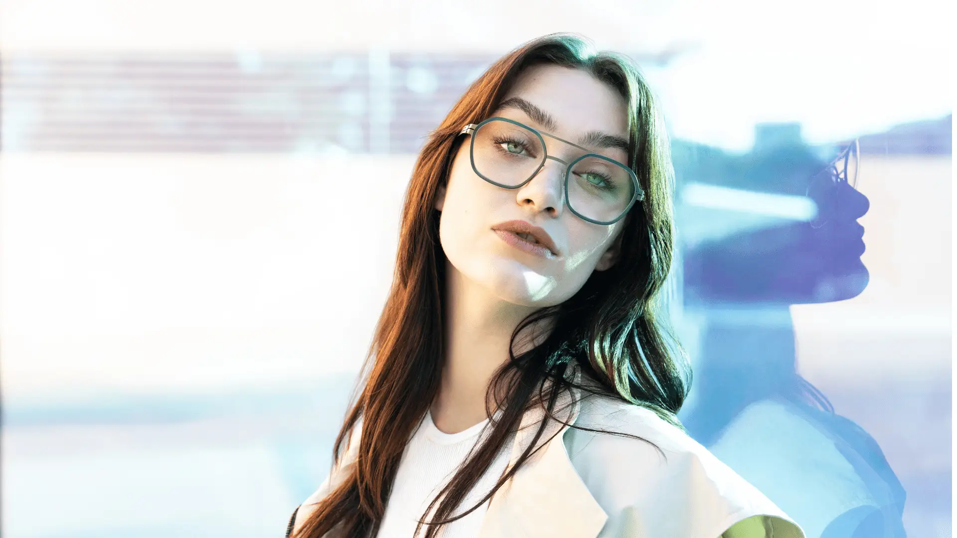 Frau mit IC! Berlin Brille und Lichtreflexionen