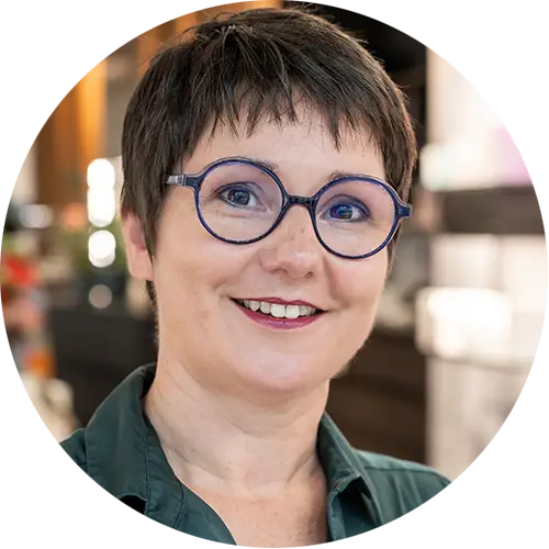 Farbfoto von Ivonne Schellhorn Augenoptikerin bei SCHÜTT Optik Hörakustik in Ludwigsburg