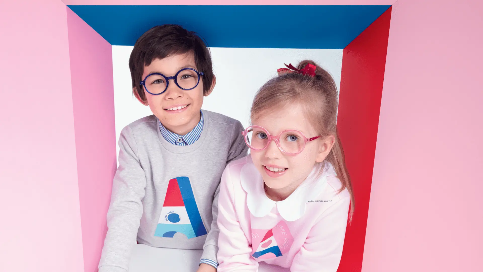 Zwei lächelnde Kinder mit Jacadi Brillen.