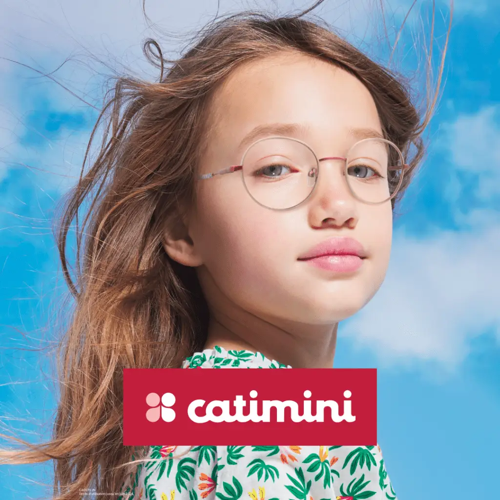 Mädchen mit Brille und Catimini-Logo