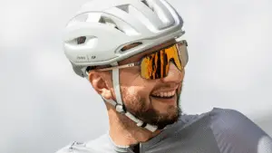 Lächelnder Radfahrer mit Helm und Sonnenbrille von Julbo