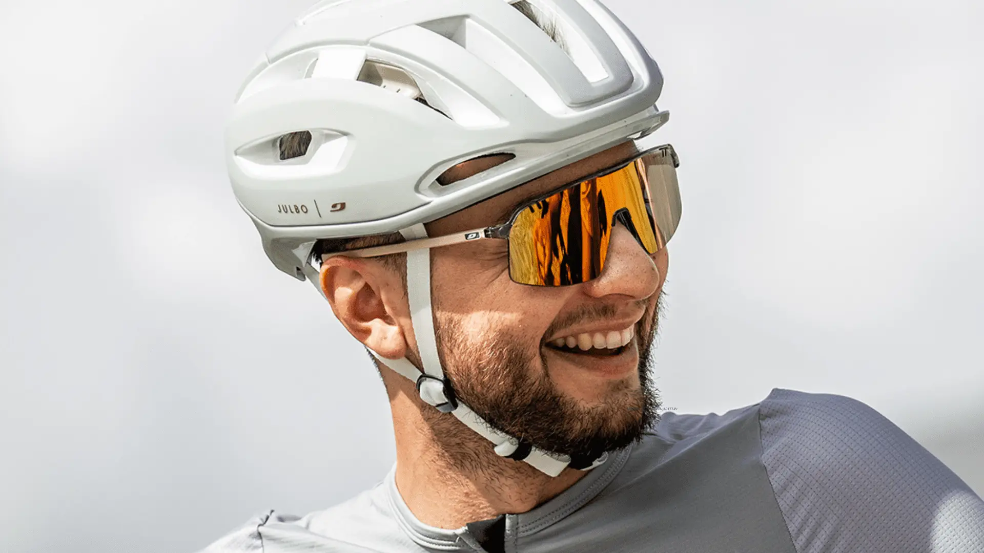 Lächelnder Radfahrer mit Helm und Sonnenbrille von Julbo