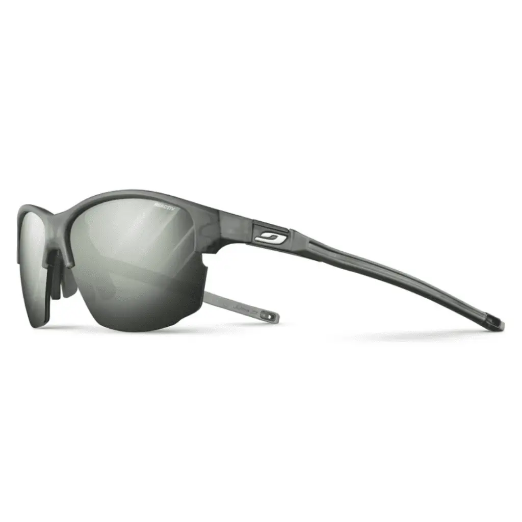 Sport-Sonnenbrille Split von Julbo mit reflektierenden Gläsern.