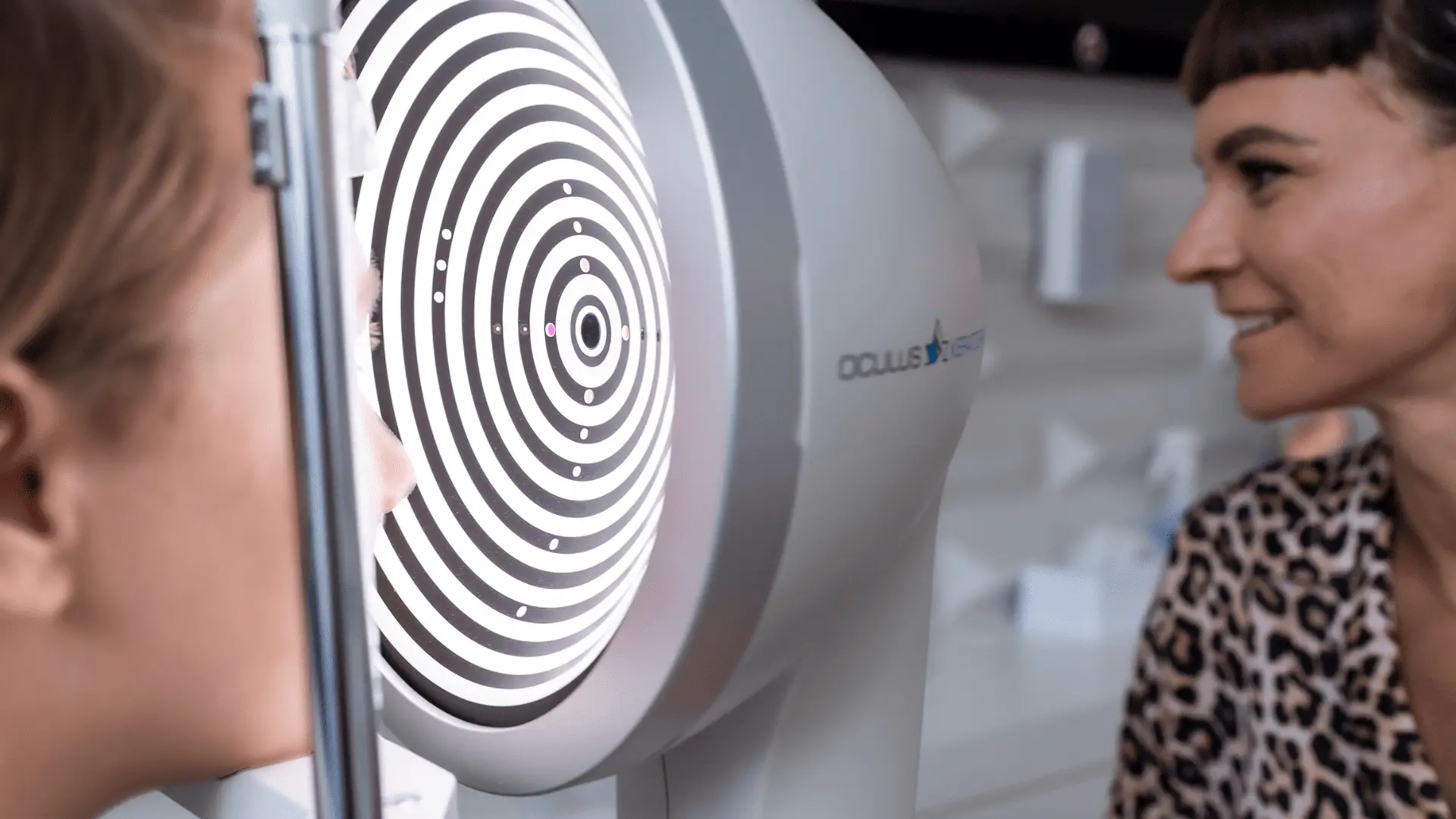 Augenuntersuchung mit Sehtestgerät.