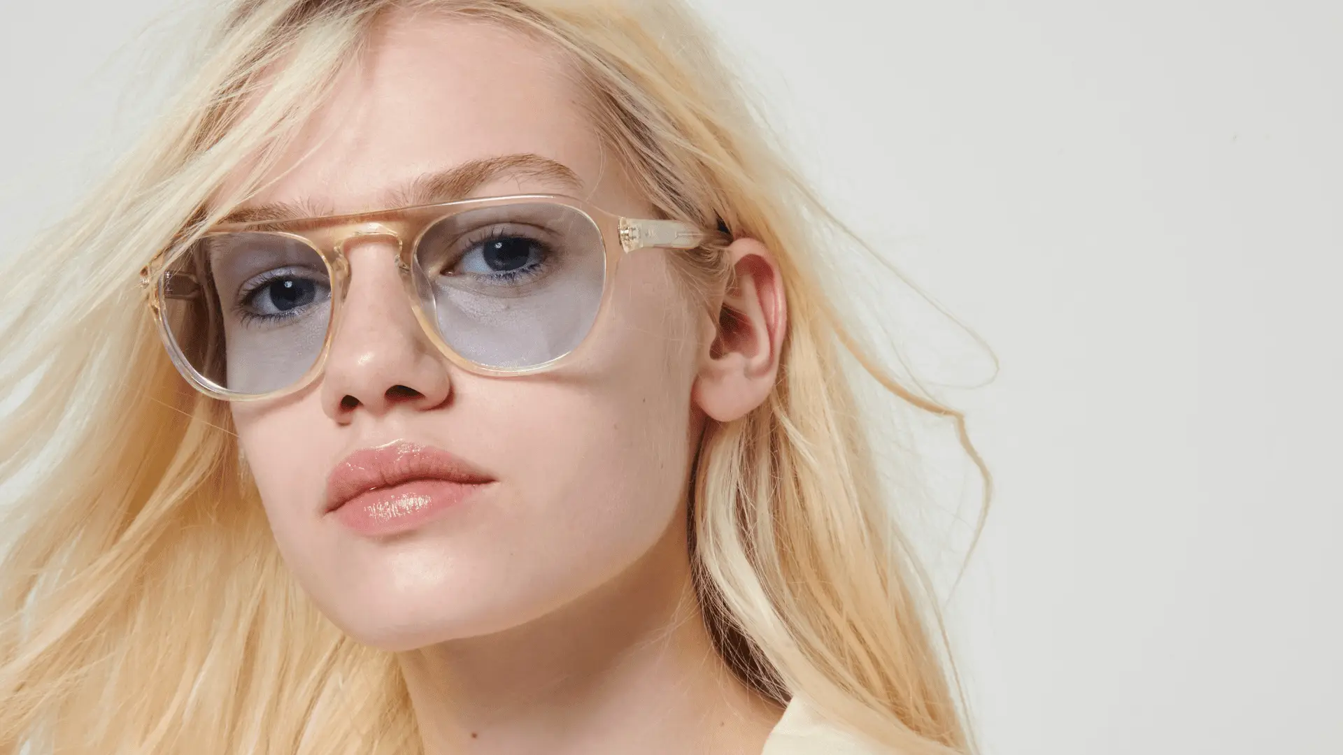 Frau mit großer Brille von Lesca, Nahaufnahme.