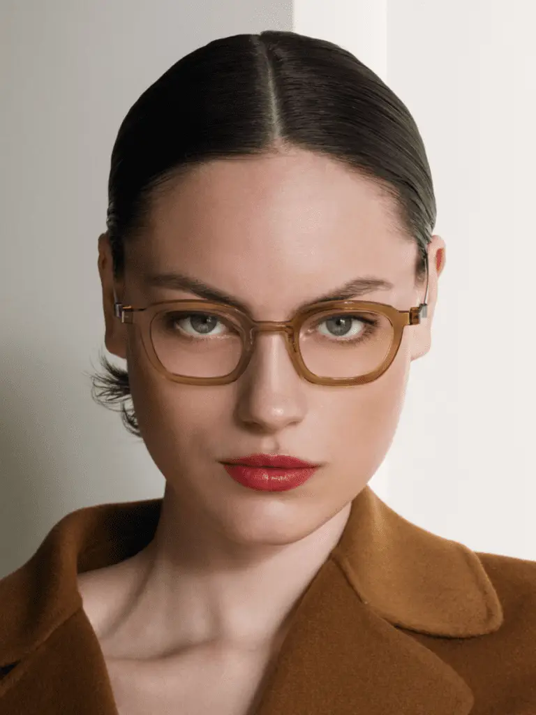 Frau mit Brille von Lindberg und braunem Mantel