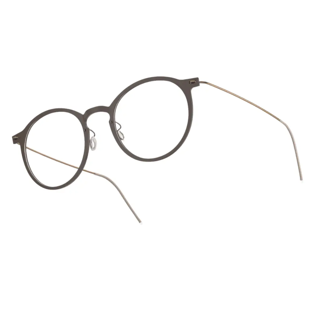 Runde braune Lindbergbrille auf weißem Hintergrund.