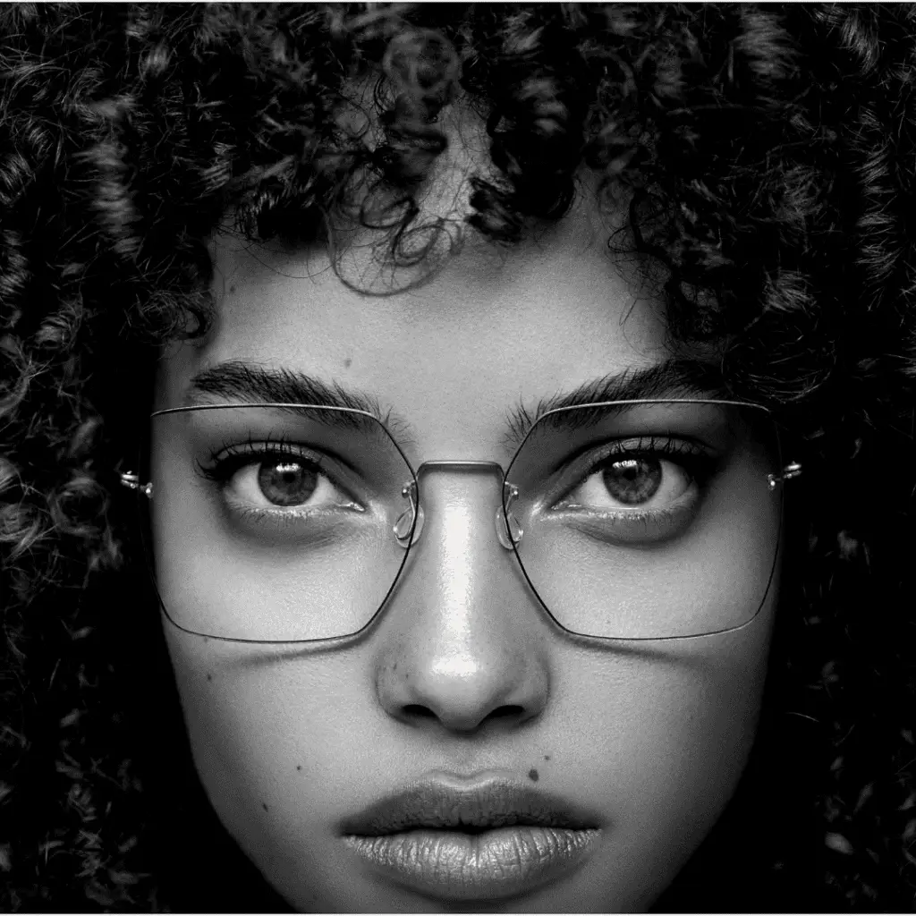 Frau mit Brille von Lindberg, Schwarz-Weiß-Porträt.