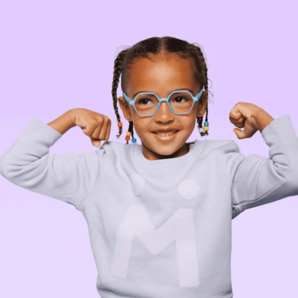 Mädchen zeigt Muskeln mit Kinderbrille von Manti Manti, lächelt, lila Hintergrund.