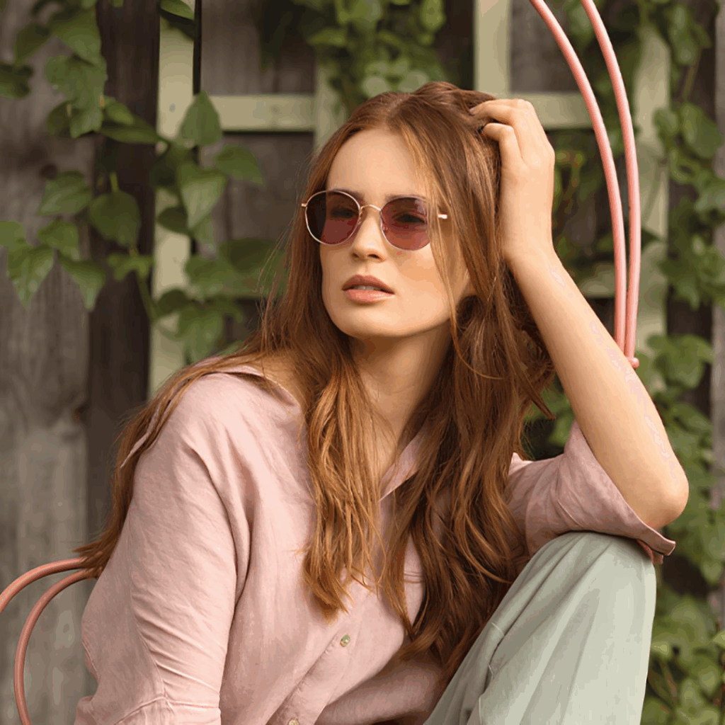 Langhaarige Frau trägt Sonnenbrille von Munich Eyewear für schmale Gesichter von SCHÜTT in Ludwigsburg